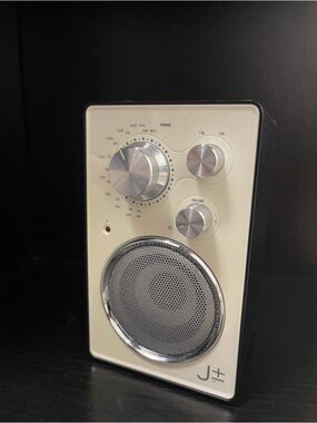 Retro Portable AM/FM Radio Speaker in Cream